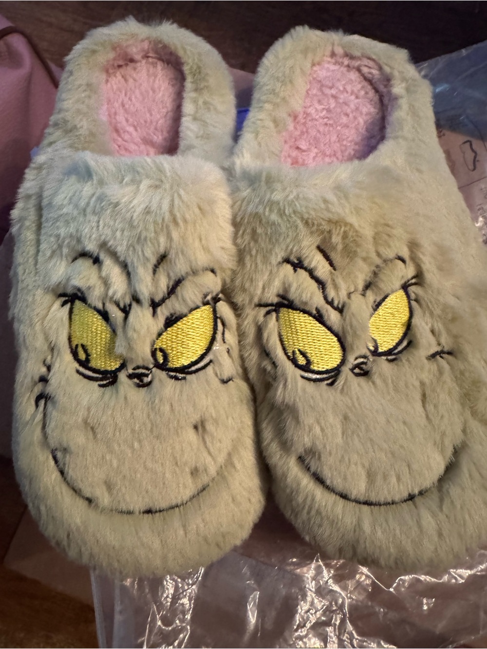 The Grinch Fuzzy Slippers 7.5-8.5 women’s NEW clogs